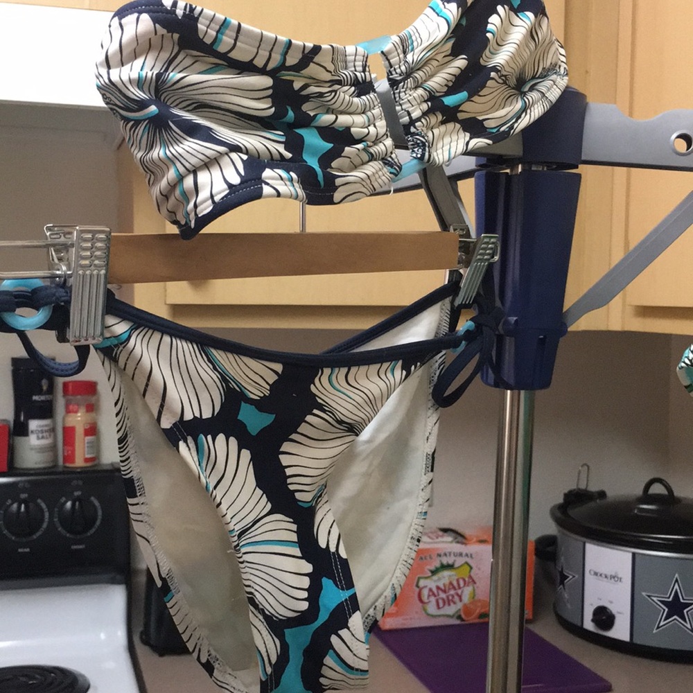 Bikinis - Picture 4 of 5